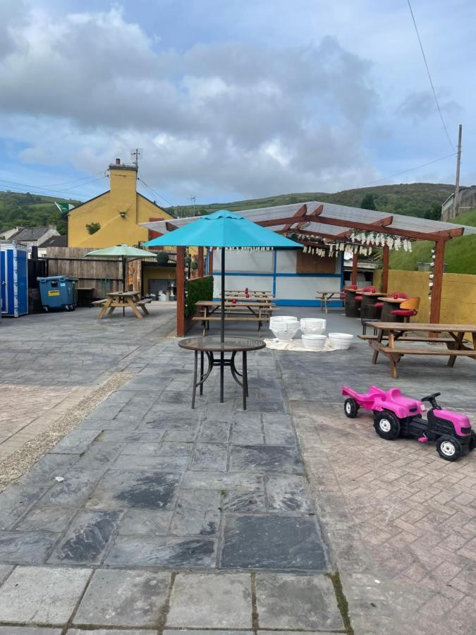 Danny'S Bar Restaurant & Accommodation Broadford  Exterior photo