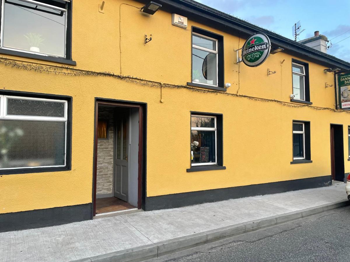 Danny'S Bar Restaurant & Accommodation Broadford  Exterior photo