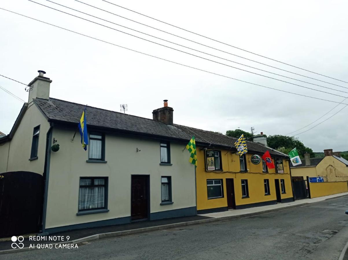 Danny'S Bar Restaurant & Accommodation Broadford  Exterior photo